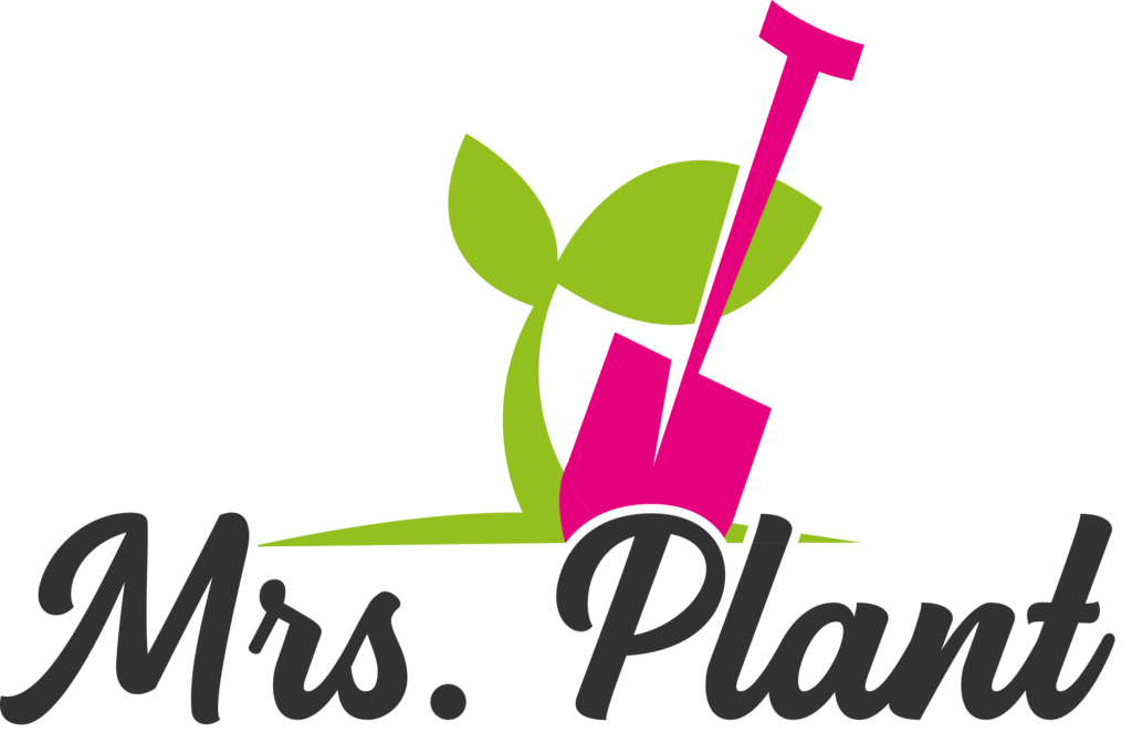 Logo von Mrs. Plant in schwarzer Schrift mit grünem Blatt und pinker Gartenschaufel. Die schwarze Schrift "Mrs. Plant" ist in einer geschwungenen Handschrift.